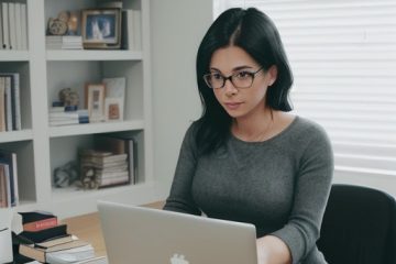 Memahami E-Komersi: Strategi Menggunakan Teknologi untuk Memperkuat Bisnis Anda di Dunia Edukasi Konsumen Online